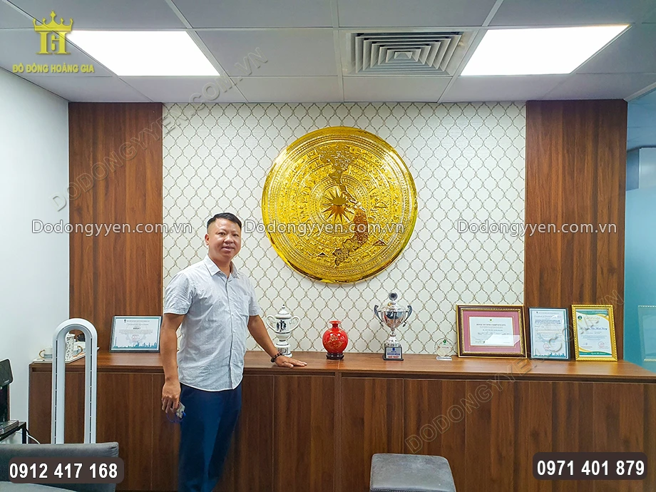 Bề mặt ngo&agrave;i c&ugrave;ng được phun phủ b&oacute;ng 2K trong suốt